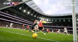これが“アジア最強ストライカー”！「天才かよ」「冷静すぎる」 こぼれ球に超反応→ここしかないコースを狙撃した完璧ゴール　トッテナムFWソン・フンミンが高難度ショットを叩き込んだ瞬間