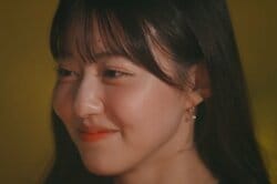 「する？」“わがままボディ”美女が大胆に…1つのイチゴを互いに咥えて濃厚キス