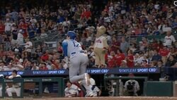 アイツ、何やってんだよ！ 大谷翔平の“変態打ち”で「動きヤバい」 マスコットキャラが棒立ち＆ポカーン…「なんだあれw」