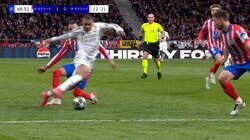 嘘だろ？エンバペが異次元の“超加速ドリブル”＆“鋭角移動”で相手守備陣を完全破壊→圧巻個人技でPK獲得の瞬間「一瞬の加速がえぐい」「そりゃファウルしちゃうよ」