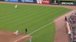 ヌートバーの打球があわや直撃！ 塁審は華麗なジャンプで回避しフェア判定　一瞬行方を見守ったヌートバー、判定確認し慌てて走り出す