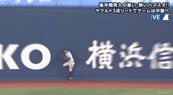 まさに夏男！7月好調の桑原がフェンス恐れず“壁ドン”キャッチ　ファンも「これはガッツマン！」