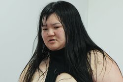 千鳥ノブ、人気女性芸人のポロリしまくりな過激衣装に衝撃「ハンドバッグの紐みたい」