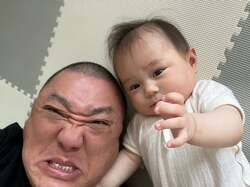  山本圭壱、娘・にこりちゃんの寝かしつけに成功「これは寝てるのか？寝てないのか!?」 