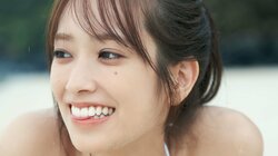 日向坂46佐々木久美、“谷間×鎖骨”あらわな純白ビキニショット 1st写真集から先行カット第7弾