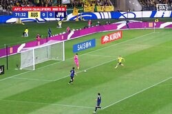 「マジで何してんの？」日本代表GKの“中途半端すぎるパス”にファン戦慄…「２回目はあかんやろ」「怖いよ…」谷晃生があわや失点関与の瞬間