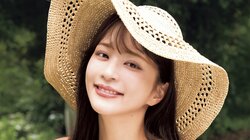 アナウンサー業以外でも注目 沖田愛加、リゾート風スタイルの“バカンス”グラビア 『ヤンジャン』セント・フォース特集号