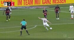 怒りの一撃！「芸術的」「エグすぎる」GKが一歩も動けない… 完璧すぎる“弾丸ミドルシュート”が炸裂の瞬間　バイエルンの闘将・キミッヒが意地のゴールを突き刺す