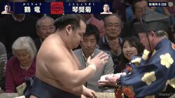 横綱・鶴竜、大熱戦も全勝キープ　琴奨菊の猛攻耐える