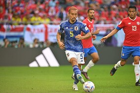 謎采配の“CB長友”。自らハマりに行ったコスタリカ戦はひと言で自滅だ【W杯】