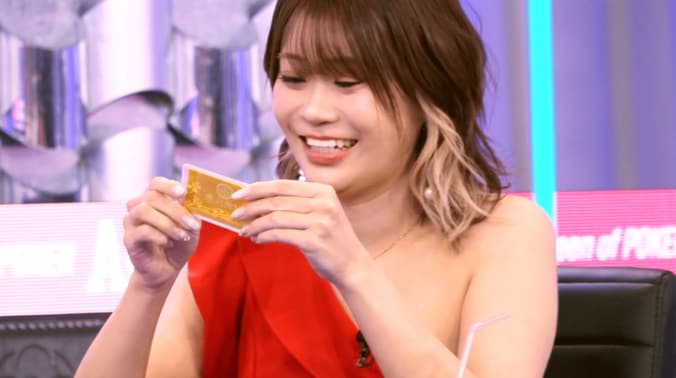 【映像】元レースクイーン女子、胸元ゴソゴソ→“開運アイテム”登場