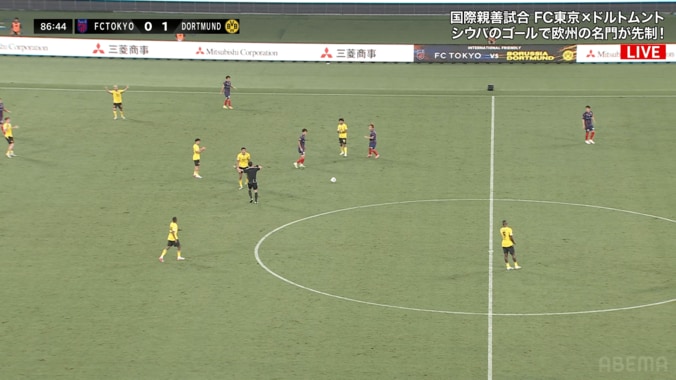 「怒り狂ってるやん」ドルトムント逸材、FC東京戦で激昂！日本人主審のジャッジに猛抗議「今の判定はキレる…」「怖いよ」 5枚目