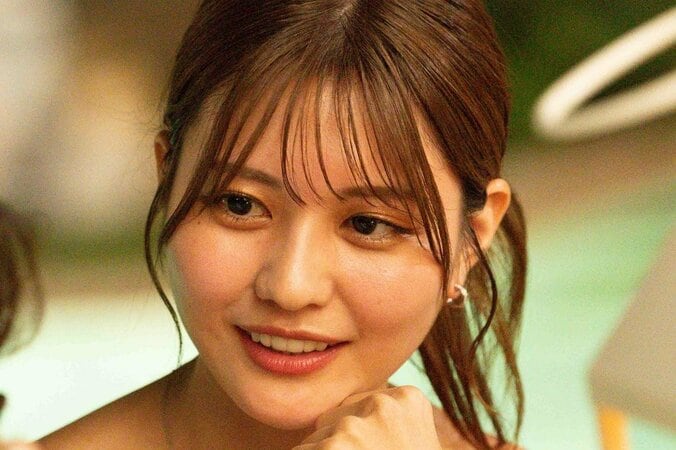 【写真・画像】顔に手を添え“指挟み”キス…“世界で最も美しい顔”29歳タレント、イケメン内科医に濃厚アプローチ　1枚目