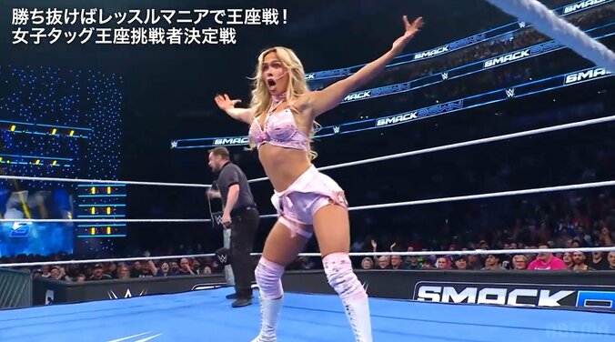 腰をくねらせて会場を煽るマキシン