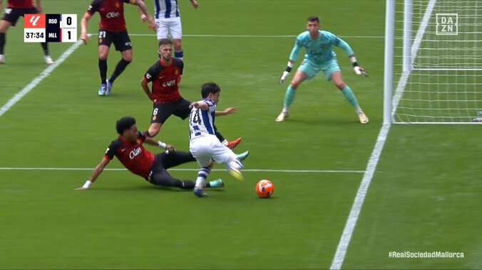 「1人だけ別次元」久保建英、相手2人を翻弄する“足裏ドリブル”が話題「なんでもありだな」超絶タッチで転がし急発進→縦に切り裂いた衝撃テクニック 4枚目