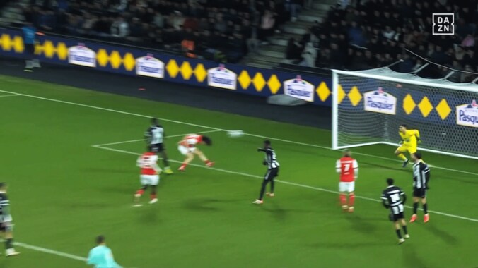 「神レベル！」関根大輝が高速クロス→中村敬斗が絶品ゴール！「完璧すぎた」「美しい」Ｓ・ランスの“新日本人ホットライン”が37年ぶり偉業に貢献した瞬間 3枚目