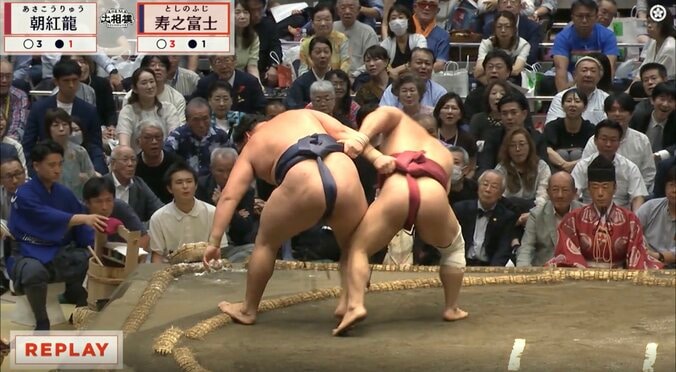 「髷ですかね?」「あ、ここだ!」物言いで中継混乱も実は…「なるほど」「よく残した」カメラが捉えた“土俵際の大熱戦” 4枚目