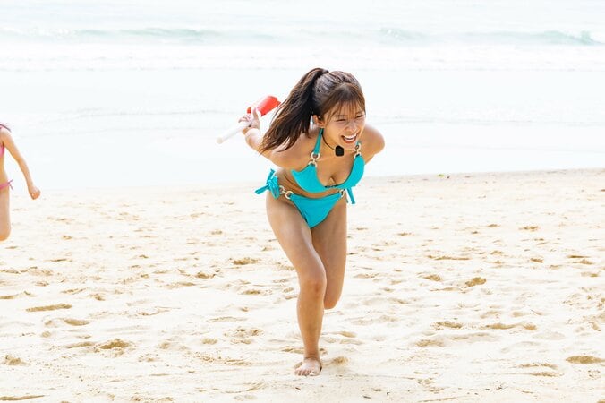 ビーチフラッグ対決をするセクシー女優たち
