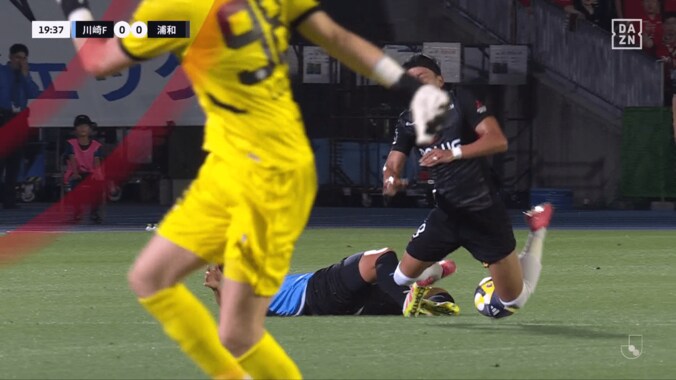 「レッドカードだろ」「妥当な判定」Jリーグの“DOGSO未遂”でファン大論争！川崎DFが浦和FWを引っ掛けた瞬間「ハーフウェーラインだし」「ファウルなければ決定機」 2枚目
