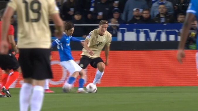 相手GKも愕然...伊東純也、爆速ドリブルからの守備2枚抜きカットインシュートにスタジアム大喝采 5枚目