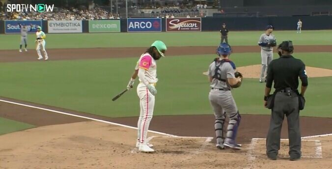 【写真・画像】そこから曲げる？ 大谷翔平の“魔球”に動けなくなる「すごい表情」「絶望感w」見逃し三振で“呆然”リアクション「右打者はこの球エグい」　1枚目