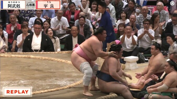 阿武剋の背後に回った宇良が