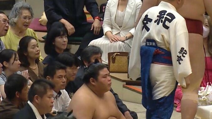 「大相撲を観戦できました！」元“世界の”人気芸人が力士のほぼ真横に…「テレビで見てたら最前列に」捉えた姿にネット注目 2枚目