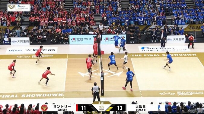 西田有志、髙橋藍を“吹っ飛ばす”強烈スパイク 頂上決戦の“極上のエース対決”を象徴する一コマにファン熱狂 2枚目