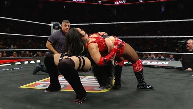 女王ステファニーとロクサーヌの見ごたえある攻防