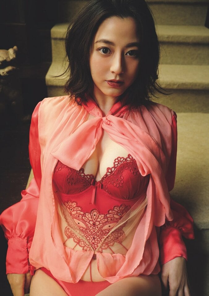 【写真・画像】新田桃子、“同棲生活”のような距離感のグラビア 『週プレ』スーパー戦隊ヒロイン大集結号で2年ぶり登場　1枚目