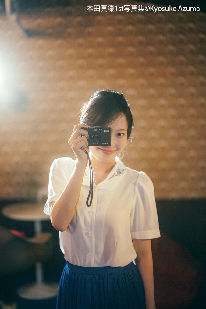 本田真凜、赤ドレスでノスタルジームード漂う1枚 1st写真集から先行カット第5弾 1枚目