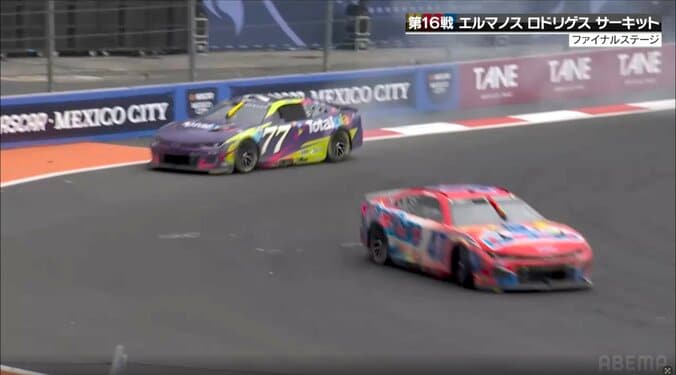 接触した2台はどちらもコースアウトしてしまう