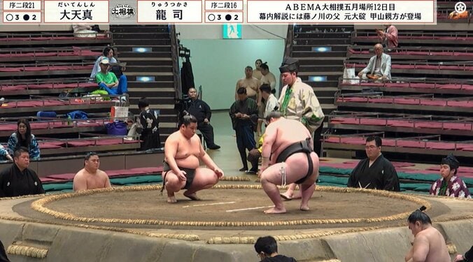 「存在感スゴ」「鎮座してる」大相撲、花道奥に“見覚えのある”巨大フォルムな人物の姿 圧倒的存在感に反響 3枚目