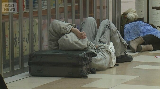 “災害級大雪”新千歳空港で約7000人が一夜を明かす…再び寒波襲来の見通しも 1枚目