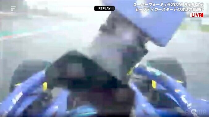 雨のレース…信じ難いミスに「マジでどないやねん」 突如ピットイン→“付けっぱなしの”とんでもない事態へドライバーも怒り 2枚目