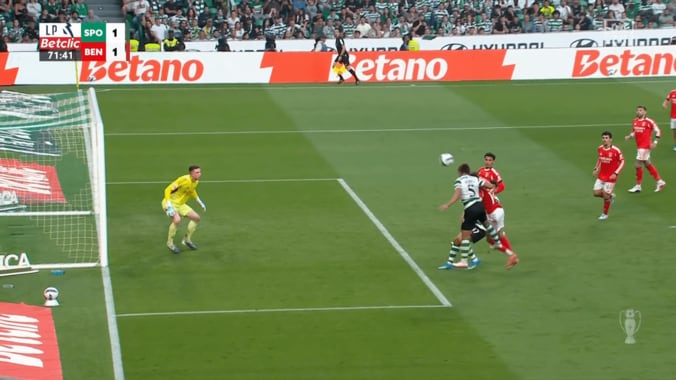 ヘディングシュートを決める守田英正