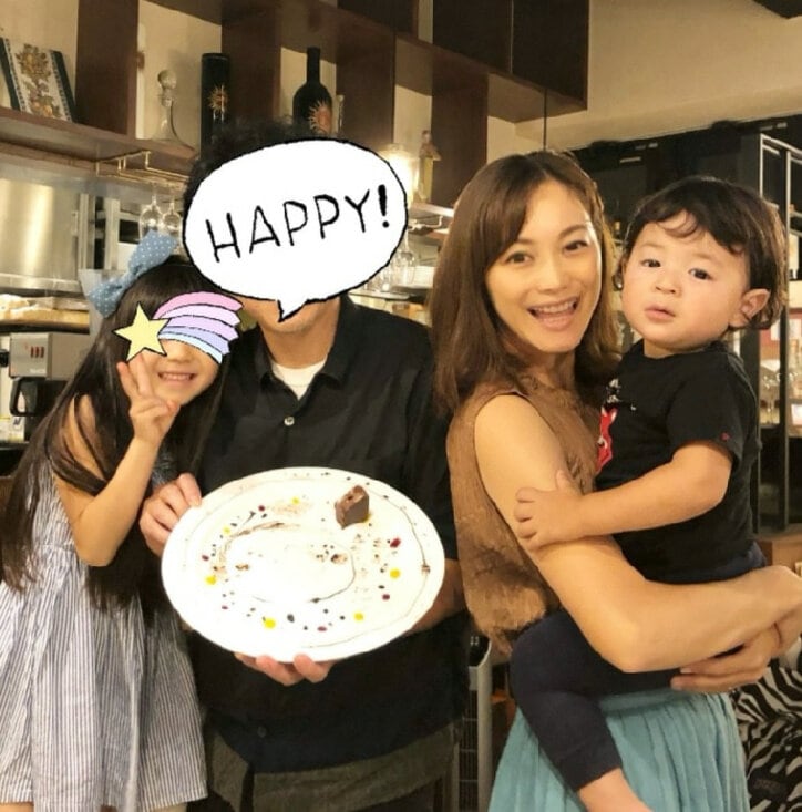 蛯原英里、“結婚記念日”を迎えお祝いディナー「これからもよろしくね」