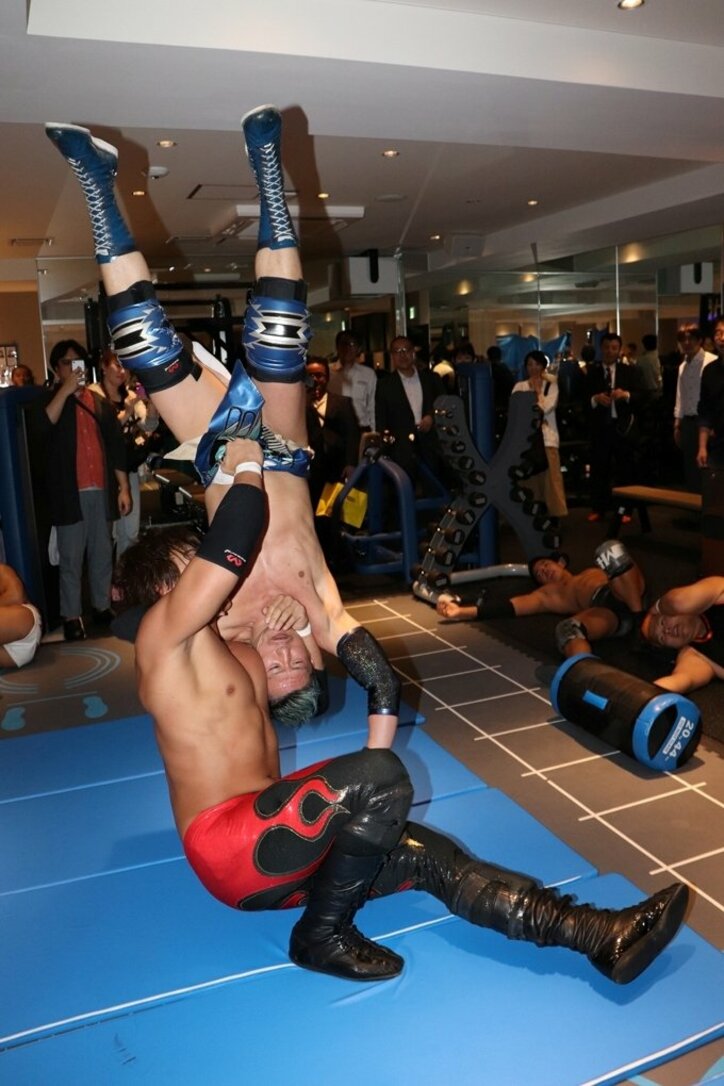 DDT路上プロレス、ファミマ店内で大暴れ! グロッキー状態の竹下が店内のサプリで復活!?