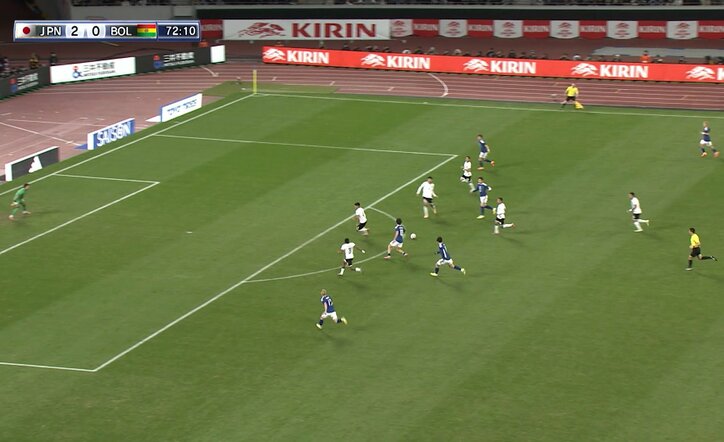 突破後の鎌田大地は中村敬斗に横パス