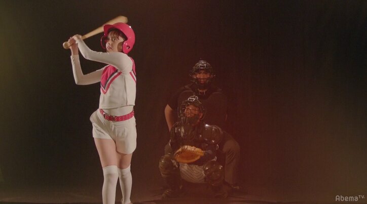 玉城ティナがセクシーなミニスカサンタ姿を披露！「天使だ」「惚れてまうやろ」視聴者をKO