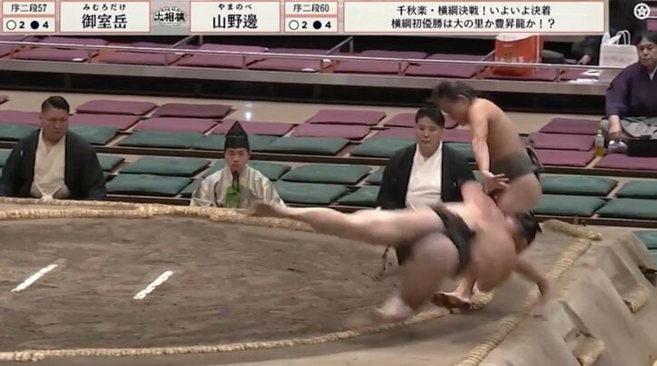 【写真・画像】“まわし蹴り”落下の力士を待機力士が"ガッチリ両足"キャッチ あわやの衝撃ファインプレーに「避けないのかっこいい」 1枚目