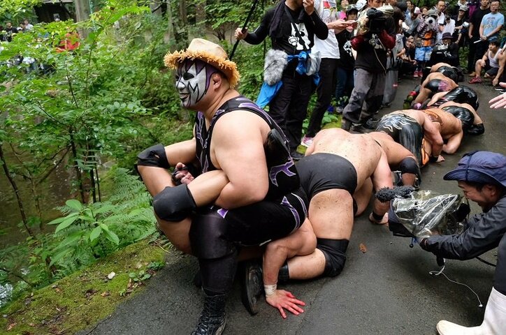 事件発生!死亡確認!バカしかいない中で“誰が一番バカか”決める 「DDTキャンプ場プロレス」、破壊と炎上の狂宴に