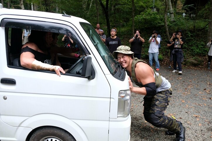 テント炎上…崖からダイブ… DDT名物キャンプ場プロレスは今年もカオス