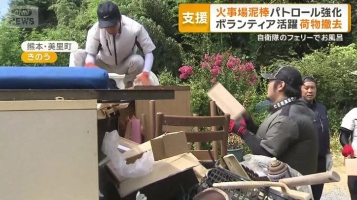 暑さ対策のうえで荷物を運び出す