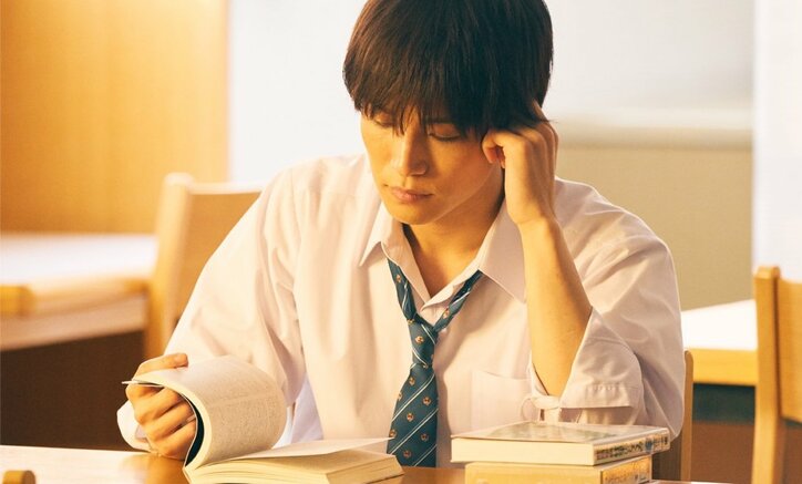 岩⽥剛典、20代最後の制服姿を披露！『パーフェクトワールド君といる奇跡』高校時代の場面写真解禁