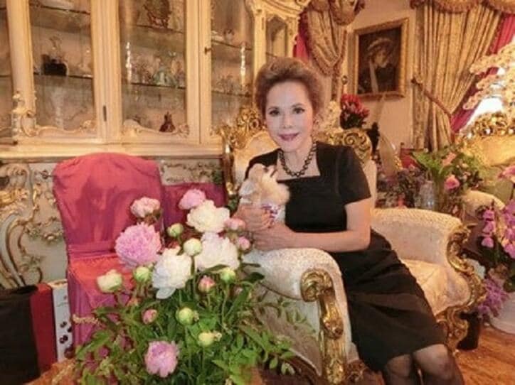 デヴィ夫人、沢山の花に囲まれた自宅を公開「心が穏やかになり、感受性も豊かになる気がします」 