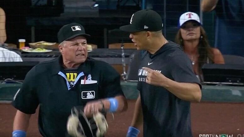 ふざけるなよ！“誤審続きの審判”にブチギレ「辞めさせろ」「酷すぎる」“不可解判定”に猛突進→逆ギレ退場処分が物議を醸す