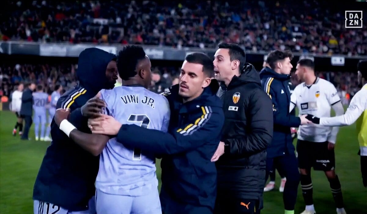 疑惑の判定にブチギレ！ ブラジル代表FWが殴らんばかりの権幕で相手に