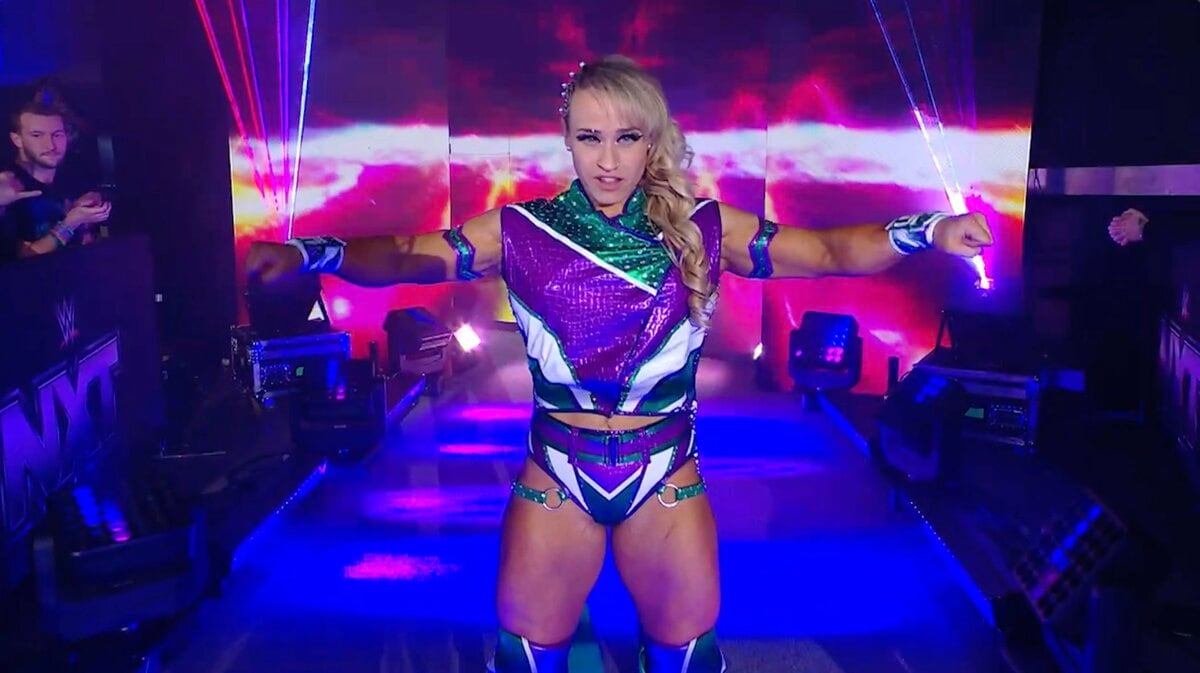 アメリカ人女子プロレスラー　エラ•エンビー　サイン付き長期使用リングブーツ 太ももエグい」“ムキムキすぎる”小柄女子レスラー、超ロング