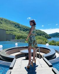 「透明感すご！」「完璧」世良マリカのワンピース“美脚ショット”に称賛の声